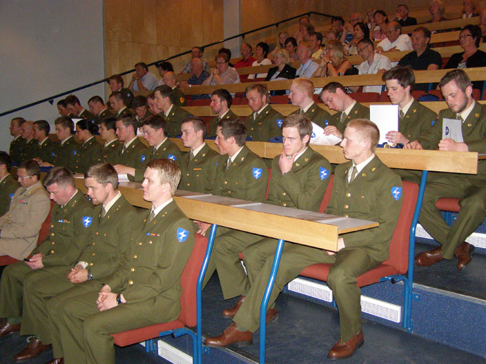 Stilig avslutningsseremoni ved befalskolen ved Sambandsbataljonen, Bardufoss, 19. juni 2009