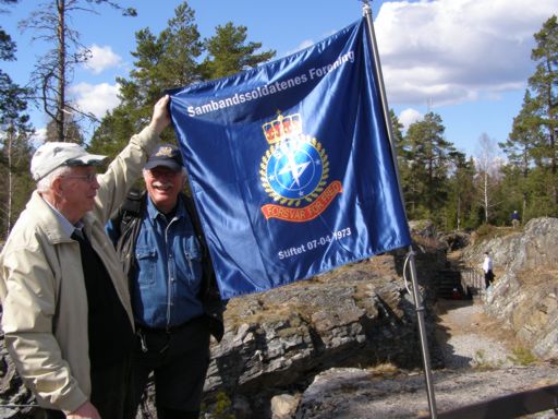Fanen til SBSF vaiet over Ørje-fortet. Foto: T.V. Segalstad.